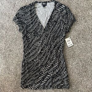 BLACK & WHITE PRINTED V-NECKK SHORT SLEEVE TOP